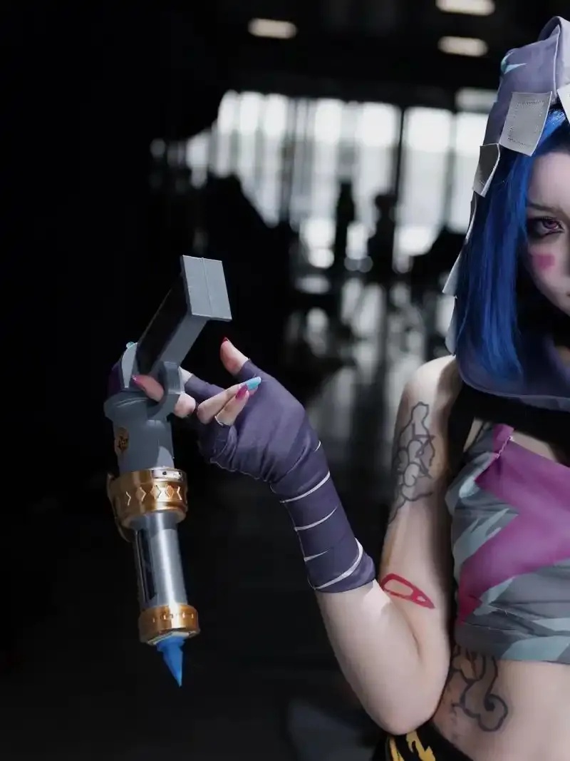 金克丝大小姐的华丽传奇：剧情演绎与在线观看体验