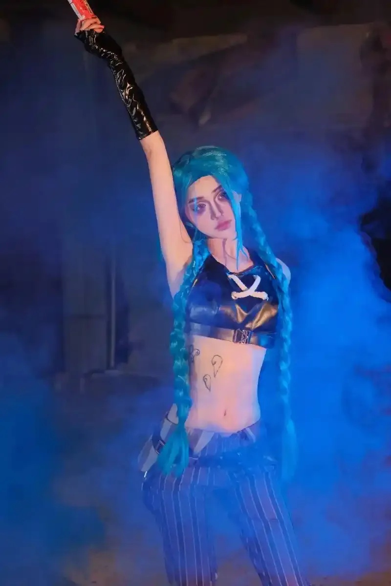 金克丝大小姐的最新视频：神秘优雅的魅力再次绽放